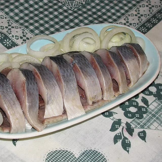 Сельдь маринованная